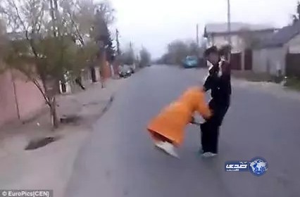 بالفيديو إهانة شباب رومانيين لسيدة عجوز يثير سخط العالم