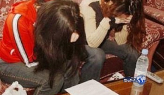 القبض على شخص ومعه فتاتان في اثناء ممارستهم للرذيلة