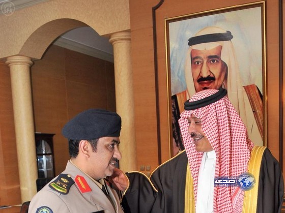 سمو أمير منطقة الباحة يقلد مدير الدفاع المدني بالمنطقة رتبته الجديدة