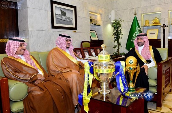 أمير الرياض ونائبه يستقبلان فريق النصر