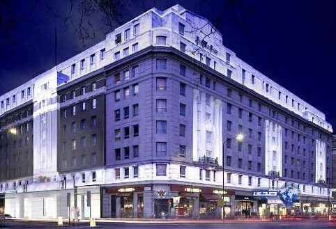 بريطاني يعتدي على ثلاث خليجيات  بـ ” مطرقة ”