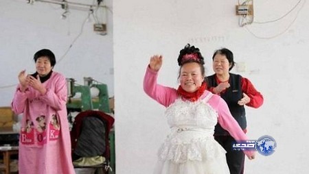 صينية ترتدي ثوب زفافها يومياً منذ 10 سنوات