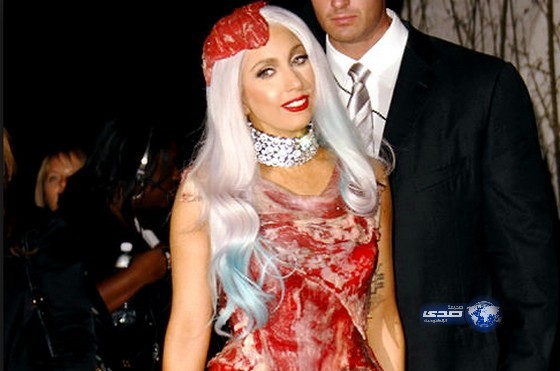 ليدي غاغا ترتدي وردة حمراء بدلا من ملابسها الداخلية