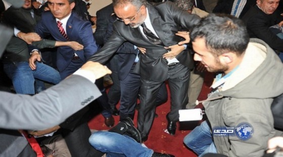 بالفيديو زعيم تركي معارض يتعرض للضرب داخل البرلمان