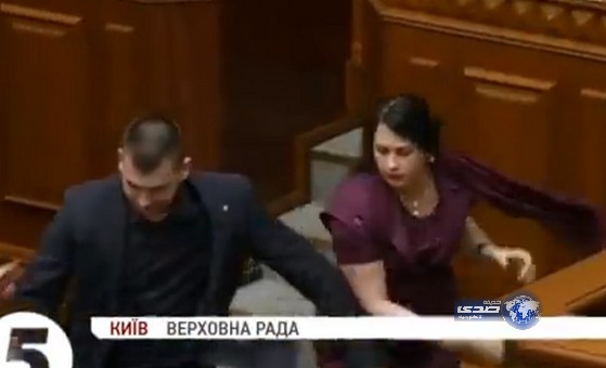 بالفيديو..نائبة في البرلمان الأوكراني توجه عدة لكمات لزميلها أثناء مشاجرة جماعية