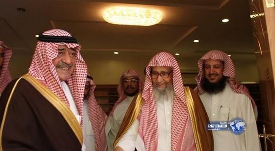 الأمير مقرن بن عبد العزيز يزور الشيخ الفوزان في منزله