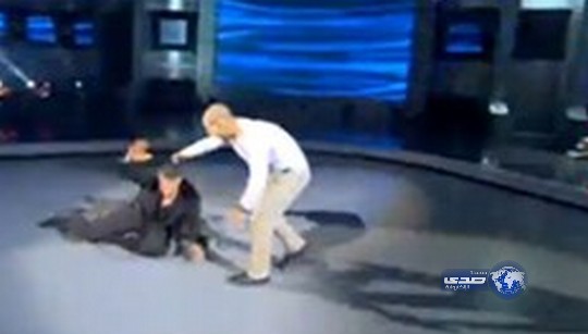 بالفيديو.. سقوط  احمد الفيشاوي على المسرح اثناء تقديمه برنامج غني لوتقدر