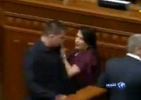 بالفيديو .. نائبة في البرلمان الأوكراني توجه عدة لكمات لزميلها أثناء مشاجرة جماعية
