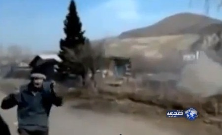 بالفيديو.. أم وابنها يهربان من منزلهما والأرض تبتلعه