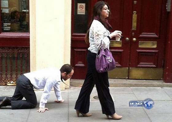 صور امرأة تسحب رجلًا بسلسلة تشعل تويتر