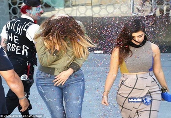 بالصور ..مهرّج يخيف كلوي كارداشيان وشقيقتها كورتني