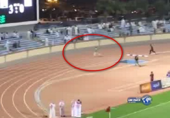 بالفيديو ..مشجع يقتحم ملعب حائل في اثناء لقاء الطائي والاهلي