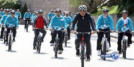 الرئيس التركي عبدالله غول يركب الدراجة وسط حشد من المتسابقين