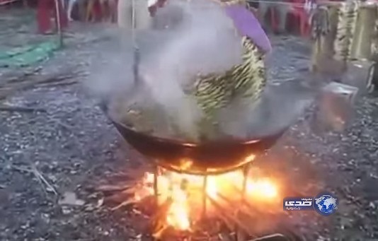 بالفيديو : رجل مسنّ ‘يطهو نفسه’ بالماء المغلي!