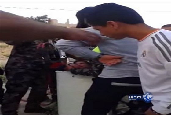 بالفيديو.. تحرير طفل علق بغسالة ملابس