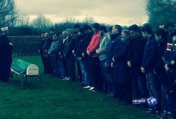 بالصور .. إبراهيموفيتش “يدفن” شقيقه حسب التعاليم الإسلامية