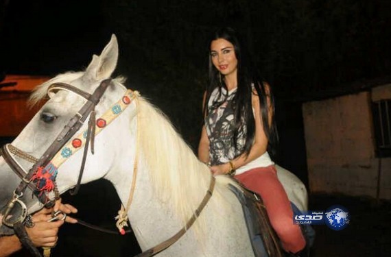 اللبنانية لاميتا فرنجية في صور حميمة مع حصانها