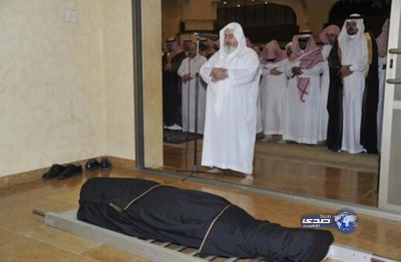 بالصور: جموع غفيرة تشيع نجل الشيخ المنجد إلى مقبرة الدمام