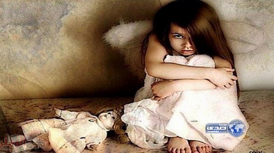 يحبسان طفلتهما 9 سنوات في مستودع مع كلب وقرد