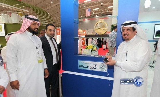 مدير جامعة الباحة يدشن خدمات العمل التطوعي بجناح الجامعة