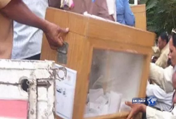 جزائري ينجح في سرقة صندوق انتخاب و يفر به