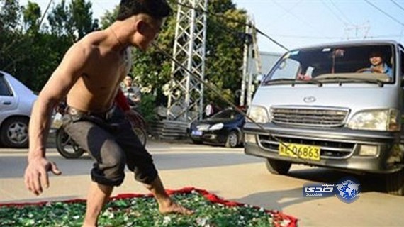 شاب يسحب مركبة وزنها 3 طن بأسنانه وسيراً على الزجاج
