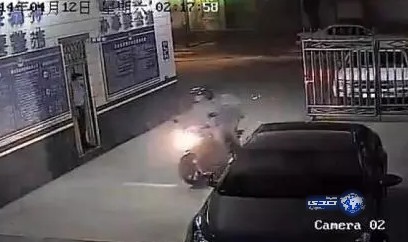 بالفيديو .. سائق سكوتر يوهم لصا بمساعدته ويسلمه للشرطة