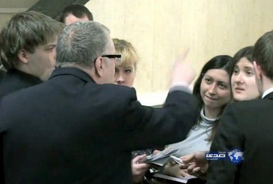 زعيم يأمر مساعديه باغتصاب صحافية!