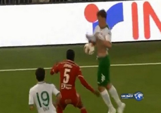 بالفيديو.. لاعب يخفي الكرة تحت قميصه ليراوغ منافسه