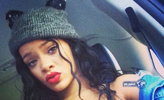 ريهانا تحتفل بِـ “يوم الحشيش” شبه عارية!