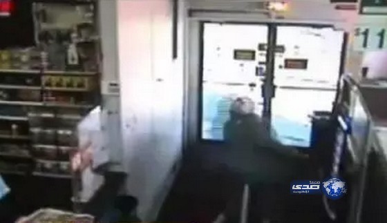 بالفيديو: لحظة نجاة أمريكية بفضل “حشريتها”