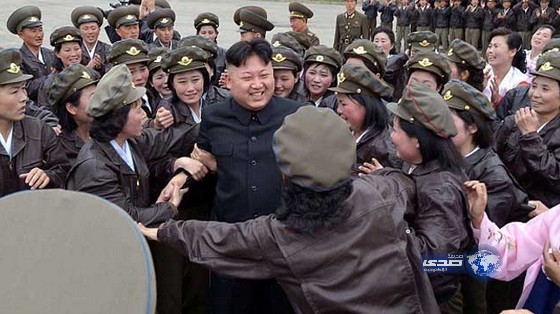 بالصور:مجندات يجبرن الزعيم الكوري الصارم على الابتسام