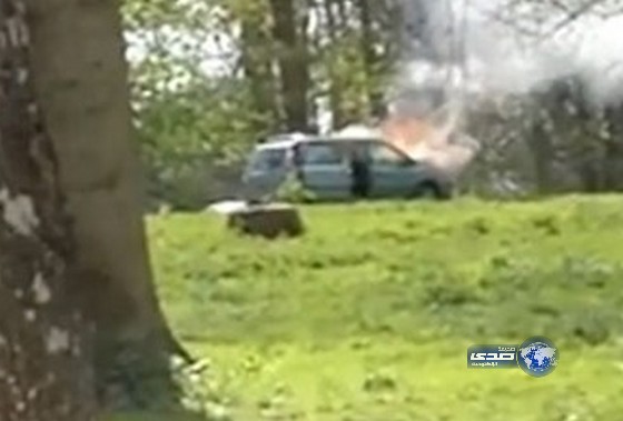 بالفيديو.. رحلة  عائلية تحولت لكابوس بعد أن احترقت سيارتهم وسط اسود طليقة