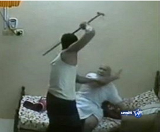بالفيديو.. مسن إماراتي يتعرض للصفع والضرب بالعصا من قبل خادمه‬‎