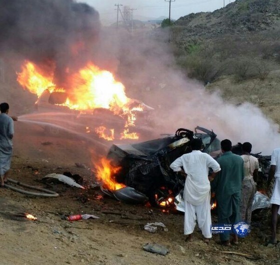 مصرع وإصابة 6 مواطنين وتفحم مركبتين في حادث مروع بجازان (صور)