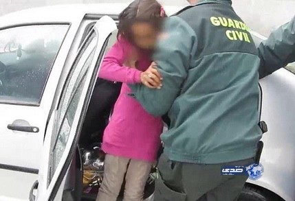 بالفيديو..مغربي يهرب ابنته إلى إسبانيا داخل حقيبة سفر