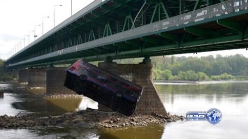 بالفيديو: لحظة سقوط &#8220;باص لندن&#8221; في نهر وارسو