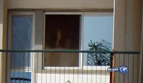 بالفيديو : مبارك يظهر مطلا على أنصاره و ملوحا بيديه