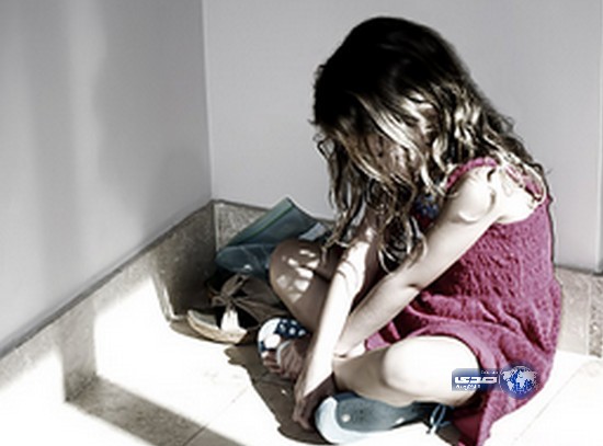 سيدة عذبت ابنة عمها واغتصابتها بعمود خشبي