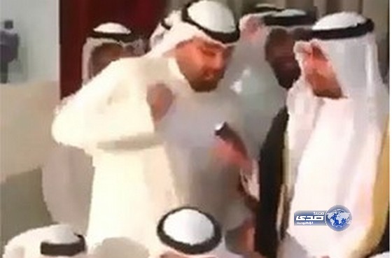 بالفيديو.. عريس كويتي يستخدم ” الصاعق ” لمنع اصدقائه من الاقتراب منه