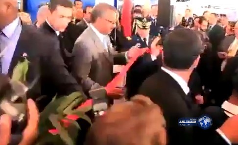 بالفيديو.. رئيس الوزراء المغربي يمر أسفل الشريط الأحمر بدلاً من قصه