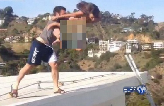 مليونير يرمي ممثلة عارية من على السطح