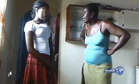 بالفيديو..سيدة كاريبية تجلد ابنتها ضبطتها تتعرى لشاب على مواقع التواصل