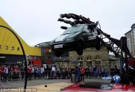 بالصور.. ذراع روبوتية تسحق سيارة في مشهد خيالي