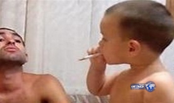 بالفيديو .. أب يعلم طفله التدخين و الأم تصور بسعادة !