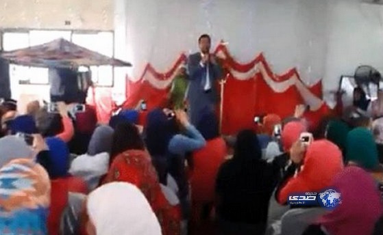 بالفيديو.. معلم مصري يستعين بـ«فرقة شعبية» لشرح المنهج