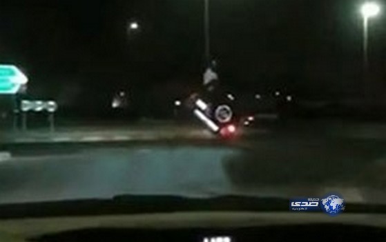 بالفيديو.. مهايطي كويتي كاد يلقى حتفه بعد سقوطه من نافذة سيارة