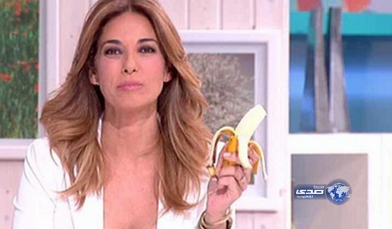 مذيعة إسبانية تأكل موزة على الهواء دعماً لـ”ألفيس”