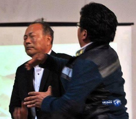 أحد آباء الطلاب الذين غرقوا في العبارة الكورية مؤخراً، يقوم بصفع رئيس وزراء سابع أقوى دولة اقتصادية بالعالم