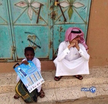 مدير مدرسة ابتدائية بمحافظة عفيف ينتظر مع أحد طلاب مدرسته وصول ابيه الذي اقفل جواله و الطالب لايعرف منزله